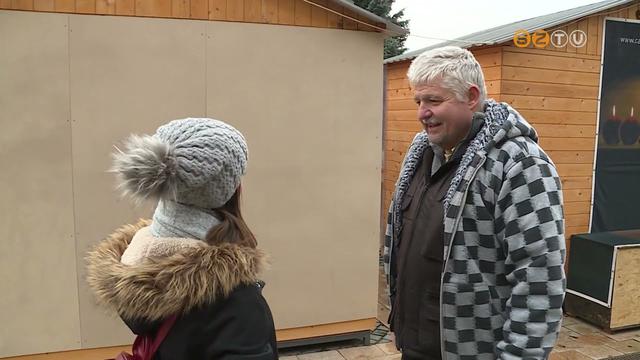 Szombat reggelre graffitik borították az adventi vásár bódéit és a kihelyezett mobil wc-ket Szombat reggelre graffitik borították az adventi vásár bódéit és a kihelyezett mobil wc-ket