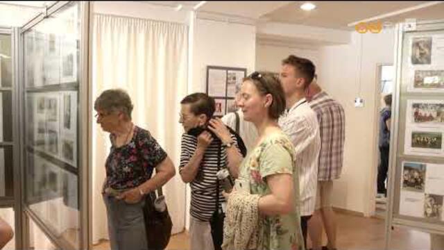 Tz gyjt mutatja be vltozatos tmj kpeslapjait a Berzsenyi Dniel Knyvtrban