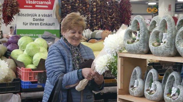 Koszorúkkal,sírdíszekkel,mécsesekkel és virágokkal telt meg a Vásárcsarnok Koszorúkkal,sírdíszekkel,mécsesekkel és virágokkal telt meg a Vásárcsarnok