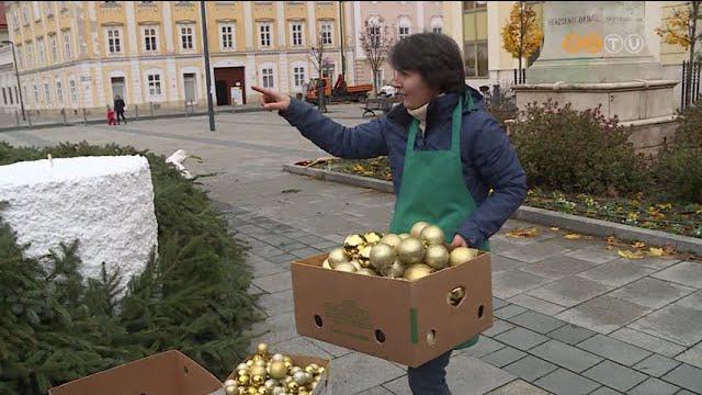 Ma délelőtt elkészült az óriás adventi koszorú a Berzsenyi téren Ma délelőtt elkészült az óriás adventi koszorú a Berzsenyi téren