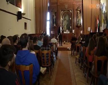 R�zf�v�s koncert a premontreiben