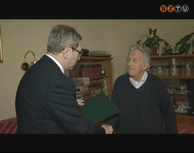 Kilencvenedik sz�let�snapja alkalm�b�l csal�dja k�r�ben k�sz�nt�tt�k L�kk�s J�zsefet