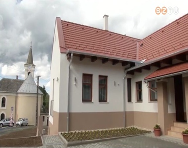 Felszentelt�k az �j pl�b�ni�t �s k�z�ss�gi h�zat Oladon