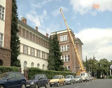 Megkezd�d�tt az egyetem tetej�nek helyre�ll�t�sa