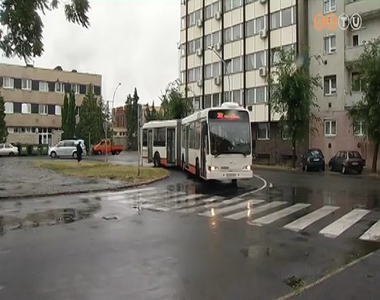 Forgalmi rend v�ltoz�s �s �j parkol�k az �hen Gyula t�ren