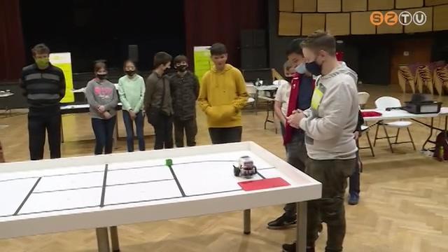 Akadálypályát kellett leküzdeniük a harmadik Szombathelyi Robotverseny résztvevőinek Akadálypályát kellett leküzdeniük a harmadik Szombathelyi Robotverseny résztvevőinek