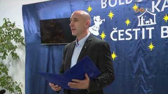 Kar�csonyi csomagok 130 csal�dnak, h�rom csal�d sz�m�t�g�pet is kapott