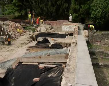 �rdekes leletekre bukkantak a mozaik alatt