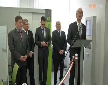 �tadt�k az els�, �j t�pus� korm�nyablakot Szombathelyen