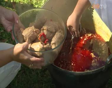 Nyugdíjasok a bográcsok mellett Nyugdíjasok a bográcsok mellett