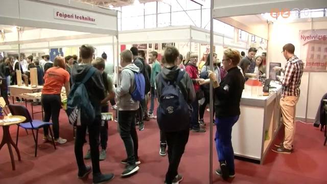 Iskol�k, szakm�k mutatkoznak be a v�gz�s fiatalok p�lyav�laszt�s�t seg�t� b�rz�n