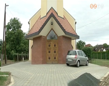 T�rk�vezik a k�moni Krisztus Kir�ly pl�b�nia udvar�t �s a templom el�tti t�r egy r�sz�t