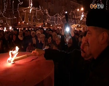 A harmadik gyertya meggy�jt�s�t is t�bb sz�zan �nnepelt�k egy�tt a F� t�ren