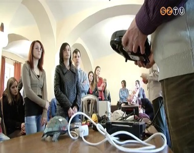 Fogyaszt�v�delmi vizsg�latokba tekinthettek be di�kok Szombathelyen