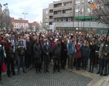 Szimp�tia t�ntet�s a V�rosh�za el�tt