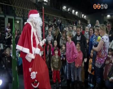 Egy nagyv�llalat dolgoz�inak gyermekein�l j�rt a T�lap�