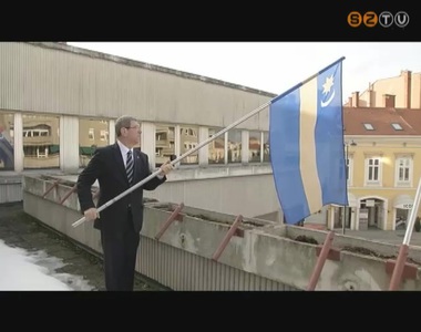 Pusk�s Tivadar polg�rmester kit�zte a sz�kely lobog�t a polg�rmesteri hivatal �p�let�re