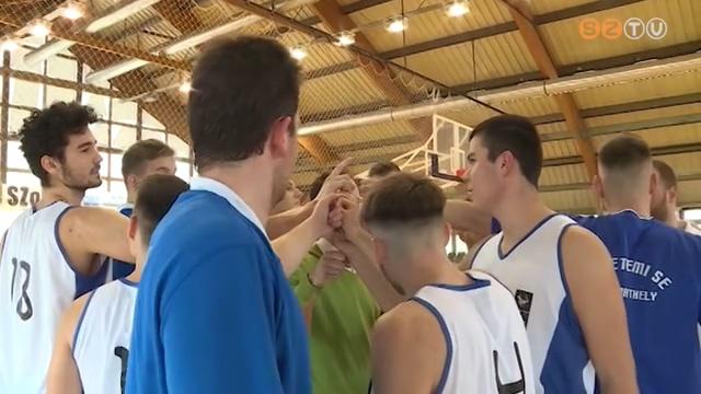 Nehezen indult, de jól sikerült a szezon vége a SzOESE fiú kosárcsapatának Nehezen indult, de jól sikerült a szezon vége a SzOESE fiú kosárcsapatának