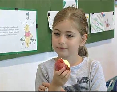 Ingyen tej és alma az iskolában