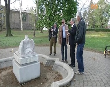 �jra helyre�ll�tj�k a Pelik�n szobrot