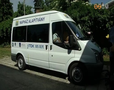 �j kisbuszt kapott az Aranyh�d Nevel�si-Oktat�si Integr�ci�s K�zpont