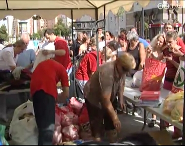 Ruh�t �s �lelmiszert osztott a Hit Szeretetszolg�lata