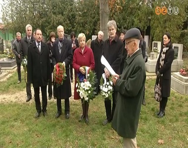 Koncz J�nosra eml�keztek s�rj�n�l a J�ki �ti temet�ben