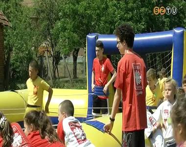 Egyre t�bb di�k v�llal munk�t a sz�nid�ben