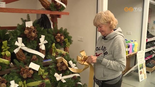 Koszorkkal, srdszekkel, mcsesekkel s virgokkal vannak tele a boltok s a Vsrcsarnok standjai