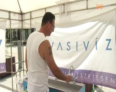 Ivóvizet oszt a vasútállomáson a GYSEV, a Fő téren pedig a Vasivíz Zrt. Ivóvizet oszt a vasútállomáson a GYSEV, a Fő téren pedig a Vasivíz Zrt.