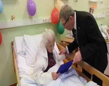 A 105 éves Végh Emánuelnét köszöntötte Puskás Tivadar polgármester A 105 éves Végh Emánuelnét köszöntötte Puskás Tivadar polgármester