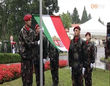 Mintegy sz�zan �nnepeltek az es� ellen�re a Szent Istv�n szoborn�l