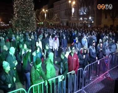 Több százan búcsúztatták az óévet a Fő téri szilveszteri party-n Több százan búcsúztatták az óévet a Fő téri szilveszteri party-n