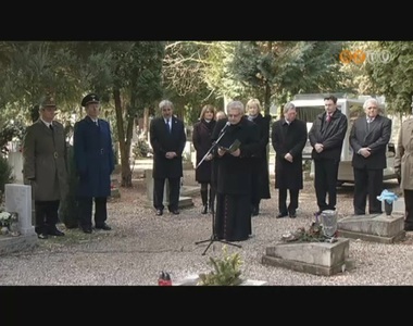 Vit�z Both B�l�ra eml�keztek a J�ki �ti temet�ben