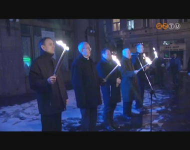 A kommunizmus �ldozataira eml�keztek civil szervezetek h�tf�n este Szombathelyen