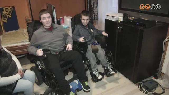 L�gz�sk�nny�t� gy�gyszerre gy�jt k�t izomsorvad�sban szenved� kamaszfi� csal�dja