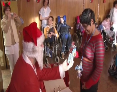 V�rosszerte meg�rkezett a Mikul�s