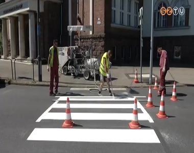 �tburkolati jeleket festenek a SZOVA Zrt. munkat�rsai a belv�rosban