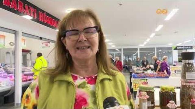 Tavasz vége felé járunk, megjelentek a friss gyümölcsök az árusok pultjain a Vásárcsarnokban