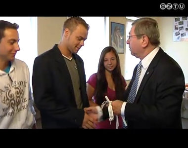 Karnev�li bel�p�jegyeket aj�nd�kozott a s�i SOS-h�zak lak�inak Pusk�s Tivadar polg�rmester