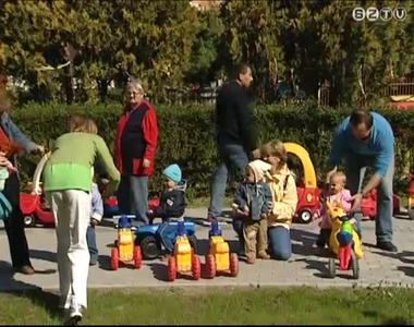 Bölcsőde kóstolgató Bölcsőde kóstolgató