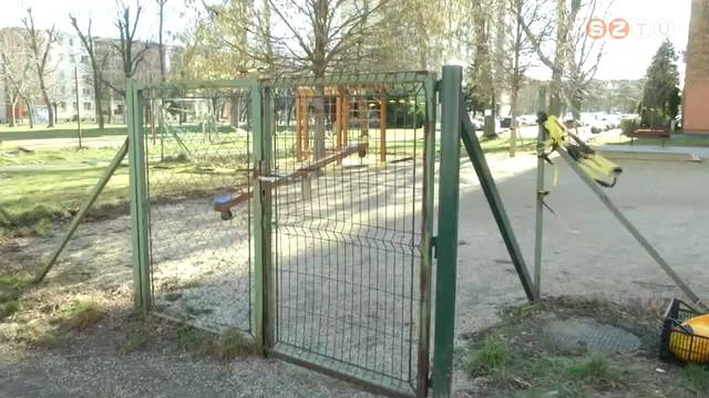 Meg�jul a j�tsz�t�r ker�t�se