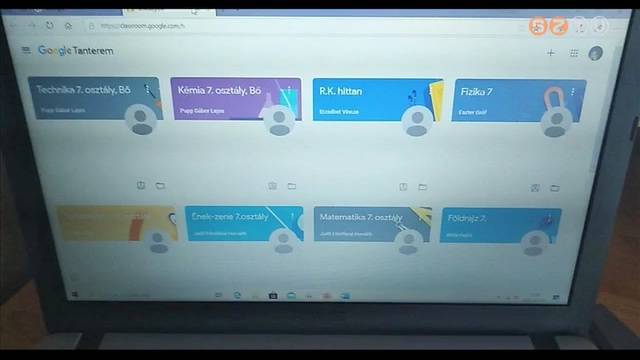 Az iskol�kban n�h�ny hete online oktat�s folyik