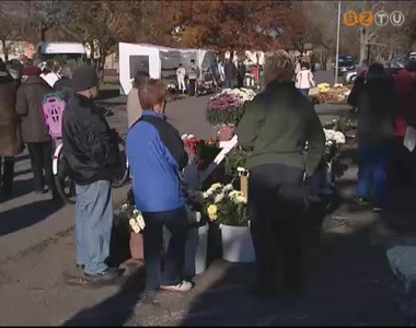 Több tízezren keresik fel ezekben a napokban a szombathelyi temetőket Több tízezren keresik fel ezekben a napokban a szombathelyi temetőket