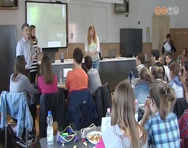 �ltal�nos iskol�sok m�rt�k �ssze idegen nyelvi tud�sukat a G�pipariban