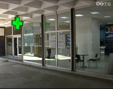 Fegyverrel akart kirabolni egy patikát pénteken egy álarcos férfi Fegyverrel akart kirabolni egy patikát pénteken egy álarcos férfi