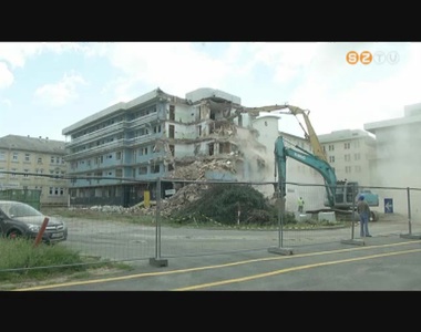 Megkezdt�k a Markusovszky k�rh�z r�gi, begy�gy�szati t�mbj�nek bont�s�t