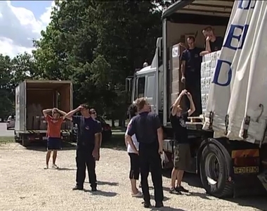 Tűzoltók pakolták a segélyszállítmányt Tűzoltók pakolták a segélyszállítmányt