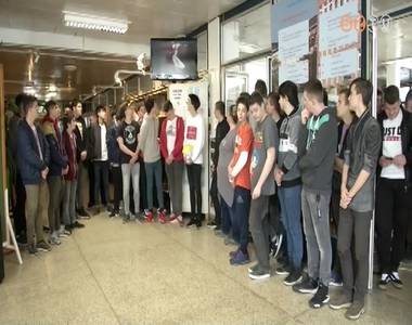 Balatont �br�zol� r�gi k�peslapokb�l ny�lt ki�ll�t�s a Pusk�s szakgimn�ziumban