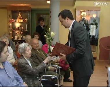 90. születésnapján köszöntötte Lazáry Viktor alpolgármester Frank Miklósnét 90. születésnapján köszöntötte Lazáry Viktor alpolgármester Frank Miklósnét